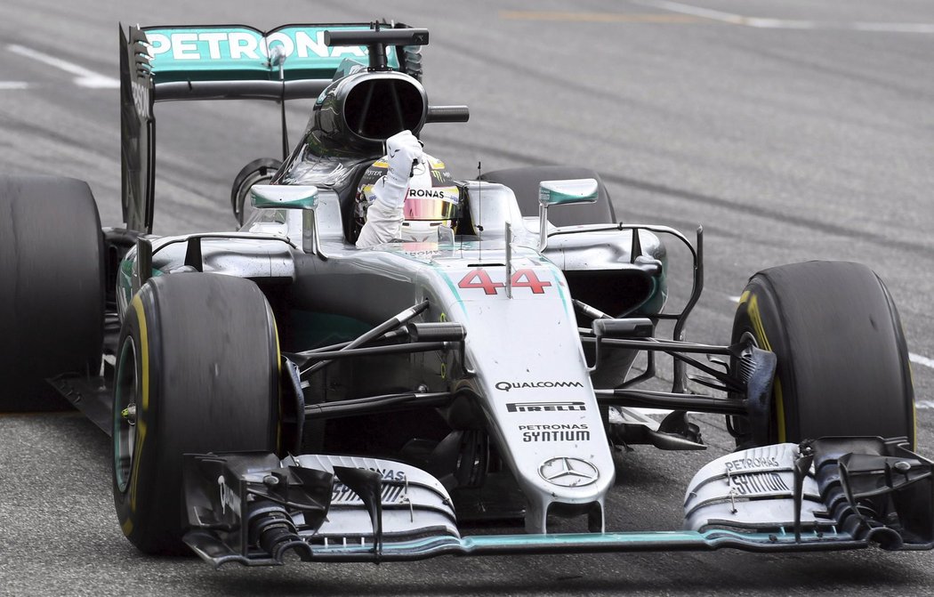 Lewis Hamilton projíždí vítězně cílem Velké ceny Německa