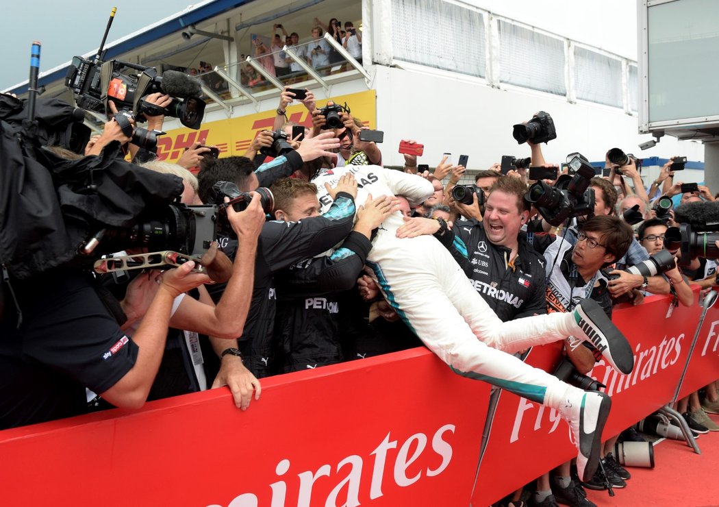 Lewis Hamilton slaví svůj nečekaný triumf ve Velké ceně Německa F1