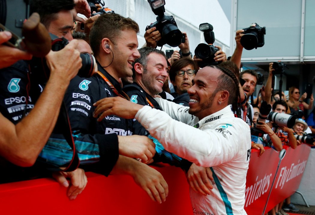 Lewis Hamilton slaví svůj nečekaný triumf ve Velké ceně Německa F1