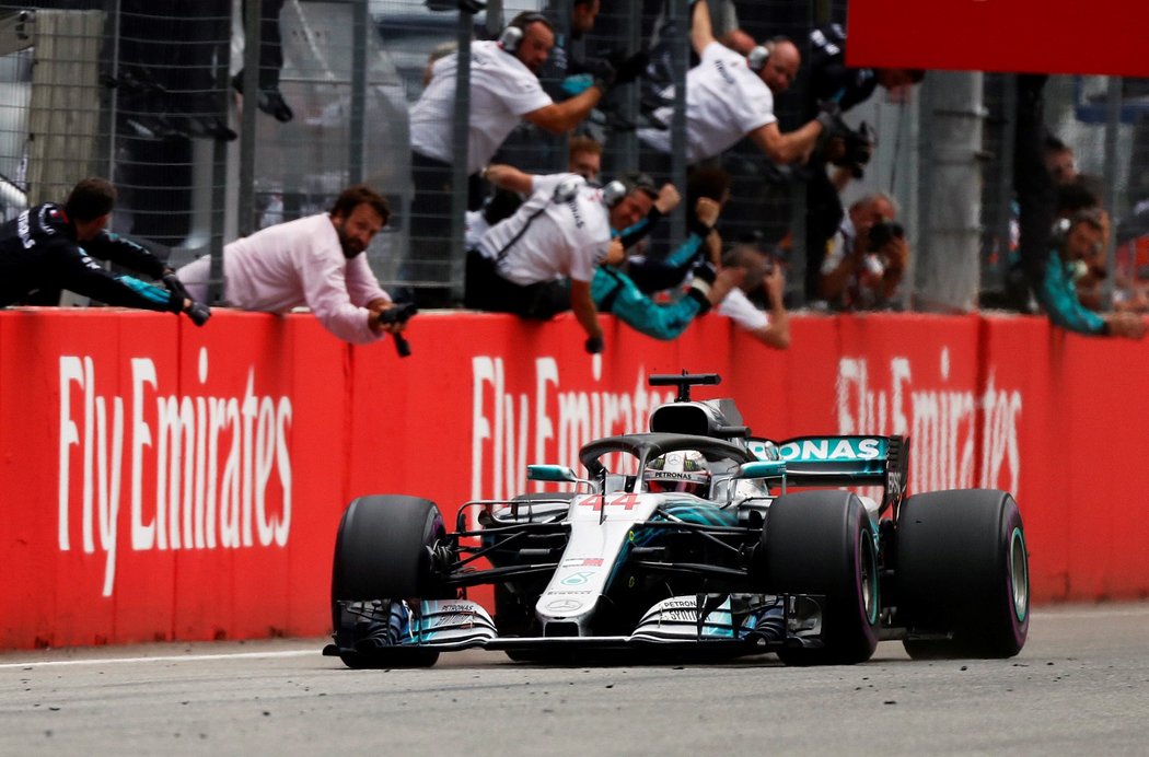 Lewis Hamilton sice startoval v Německu až 14., ale cílem nakonec projel jako vítěz...