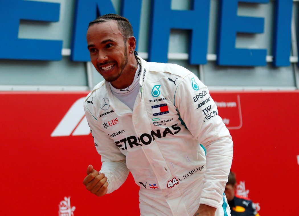 Lewis Hamilton se raduje z nečekaného vítězství ve Velké ceně Německa F1