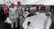 Bývalí piloti F1 Mika Häkkinen (vlevo) a David Coulthard před starými Mercedesy na Velké ceně Německa