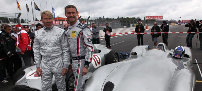 Bývalí piloti F1 Mika Häkkinen (vlevo) a David Coulthard před starými Mercedesy na Velké ceně Německa
