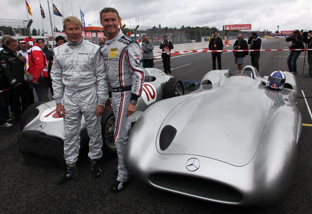 Bývalí piloti F1 Mika Häkkinen (vlevo) a David Coulthard před starými Mercedesy na Velké ceně Německa