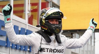 Doma vládl Rosberg, Hamilton se z 20. místa prokousal na třetí