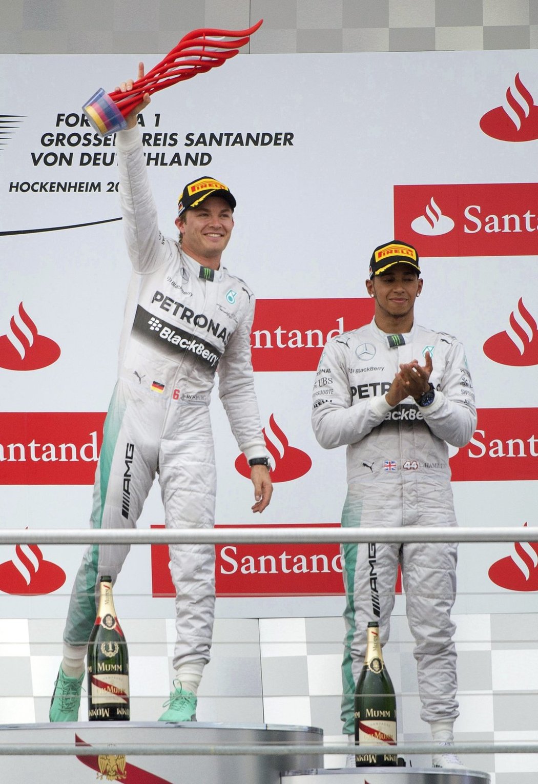 Německý pilot Nico Rosberg vyhrál domácí Velkou cenu formule 1 na Hockenheimringu a upevnil si vedení v mistrovství světa. Jeho britský týmový kolega Lewis Hamilton po startu až z 20. místa skončil třetí, double Mercedesu znemožnil Fin Valtteri Bottas z Williamsu.