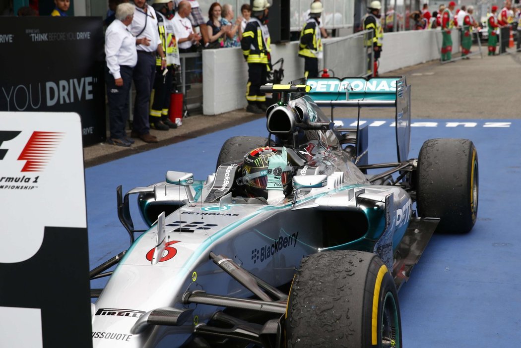 Nico Rosberg se raduje bezprostředně po vítězství velké ceny Německa