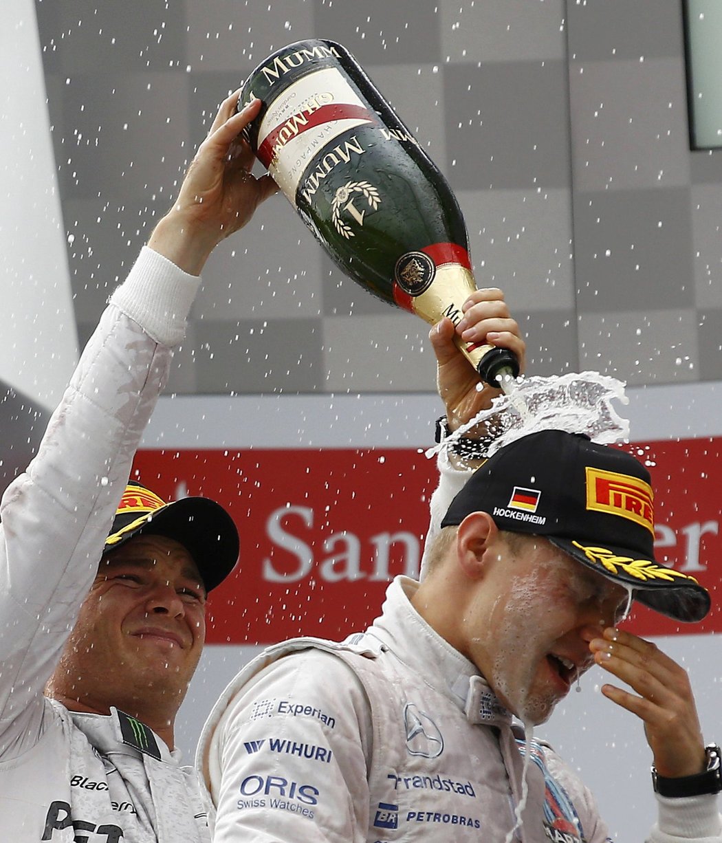 Nico Rosberg dostal po svém vítězství tradiční sprchu šampaňským