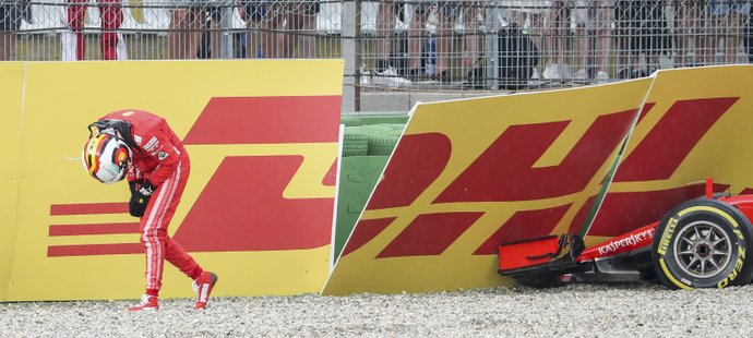 Naštvaný Sebastian Vettel po své nehodě v závěru Velké ceny Německa