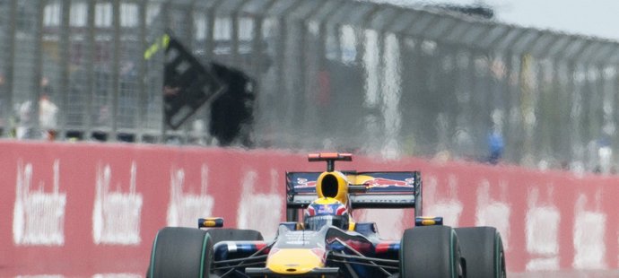 Mark Webber se svým Red Bullem v boxové uličce GP Německa