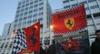 Fanoušci Ferrari před nemocniní v Grenoblu, kde bojuje o život Michael Schumacher