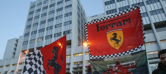 Fanoušci Ferrari před nemocniní v Grenoblu, kde bojuje o život Michael Schumacher