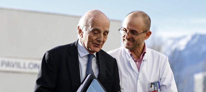 Slavný neorochirurg Gerard Saillant (vlevo) s Jean-Francoisem Payenem, vrchním anesteziologem nemocnice v Grenoblu po tiskové konferenci o stavu Michaela Schumachera