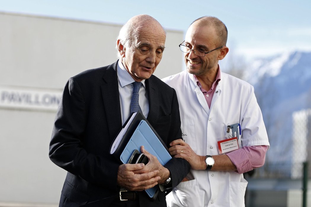 Slavný neorochirurg Gerard Saillant (vlevo) s Jean-Francoisem Payenem, vrchním anesteziologem nemocnice v Grenoblu po tiskové konferenci o stavu Michaela Schumachera