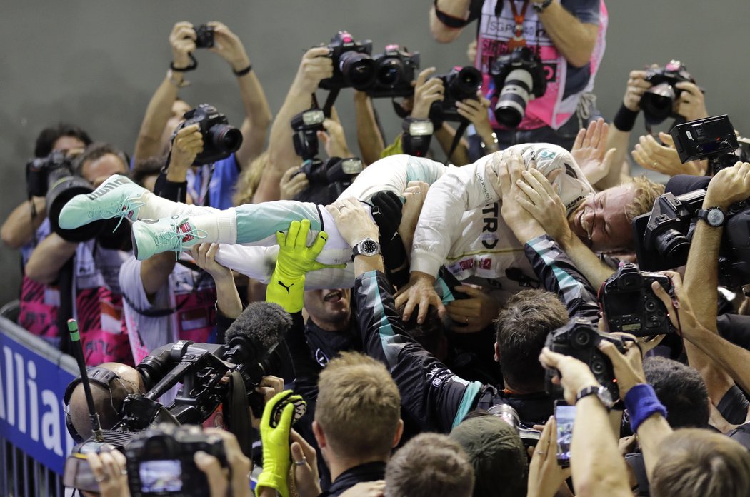 Nico Rosberg ovládl Velkou cenu Singapuru