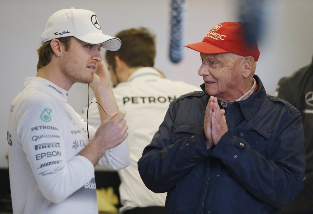 Niki Lauda v družném rozhovoru s pilotem stáje McLaren Nico Rosbergem.