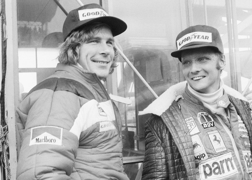 Niki Lauda a jeho velký rival James Hunt na dobové fotografii.