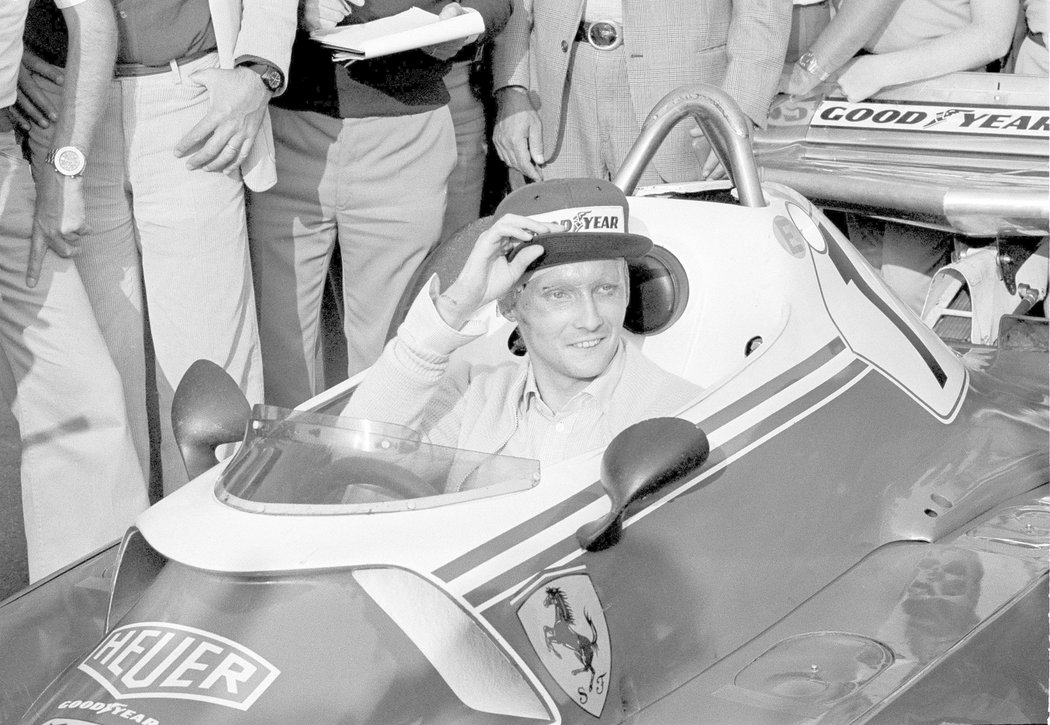 Kromě tří titulů mistra světa Niki Laudu proslavila také vážná nehoda v závodě na Nürburgringu v roce 1976, při níž málem uhořel.