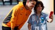 Závodník McLarenu Lando Norris se fotí s fanouškem