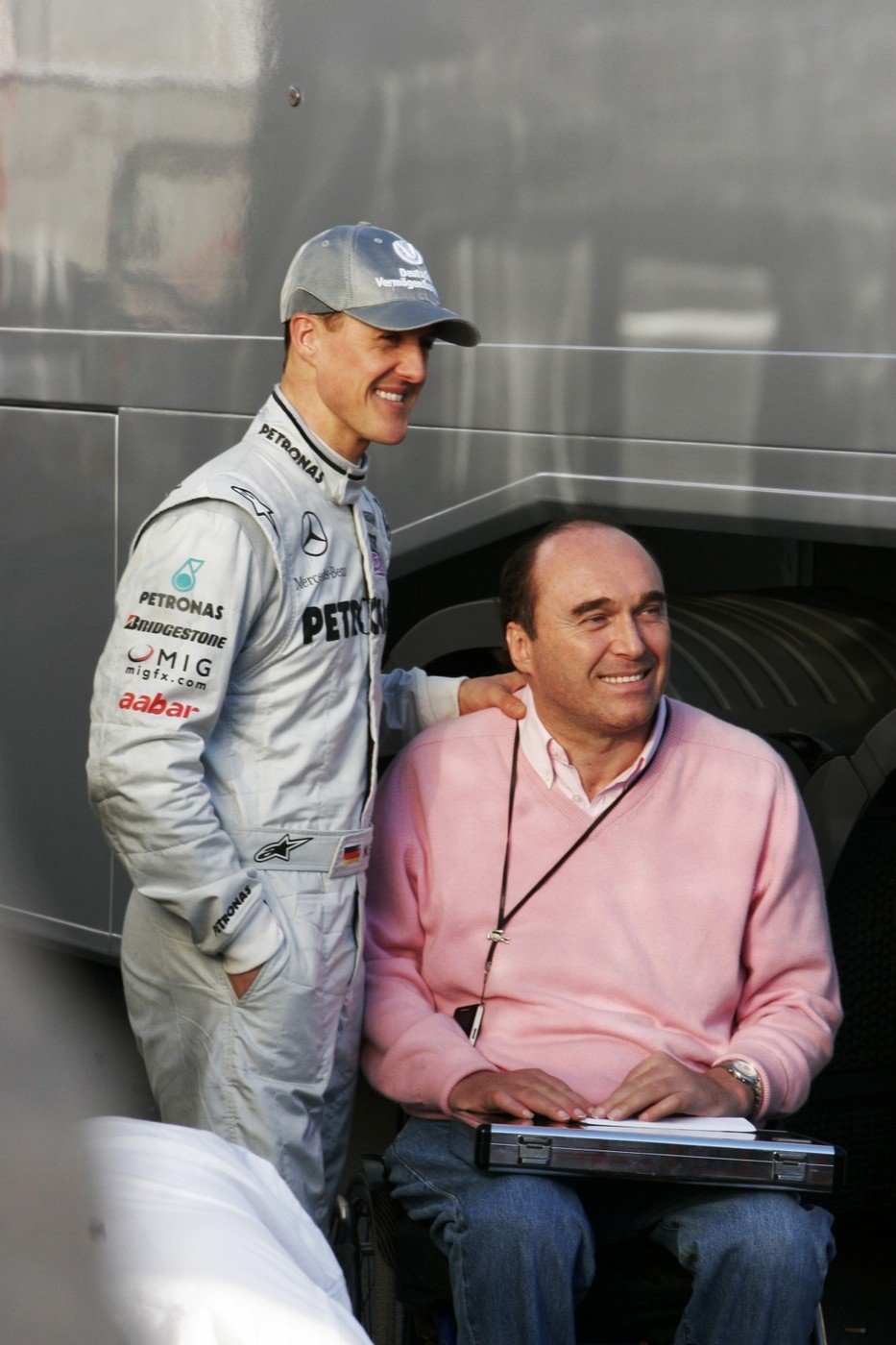 Michael Schumacher s Philippem Streiffem pózují fotografům ve Španělsku v roce 2010