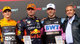 Sprint v náročných podmínkách ovládl Verstappen. Piastri senzačně druhý