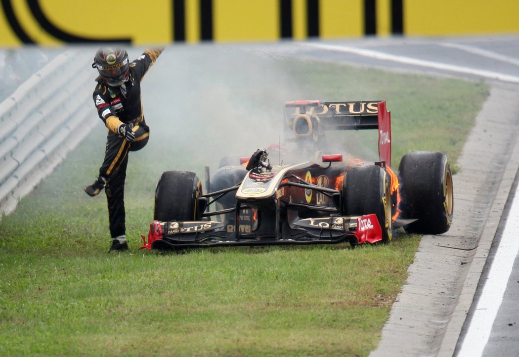 Nick Heidfeld opouští formuli, která se pár vteřin poté vzníti