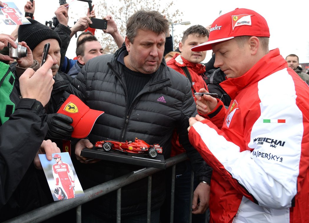 Kimi Räikkönen se ochotně podepisoval fanouškům na benzinové pumpě v Ostravě