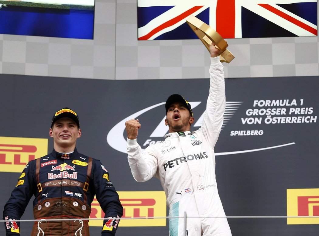 Lewis Hamilton (vpravo) slaví svůj triumf na Velké ceně Rakouska, vlevo Max Verstappen 