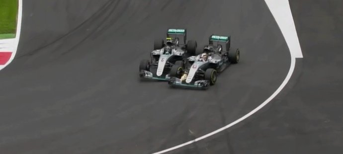 Lewis Hamilton (vlevo) a Nico Rosberg při kolizi v posledním kole rakouské GP formule 1