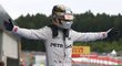 Lewis Hamilton se raduje z triumfu ve Velké ceně Rakouska formule 1