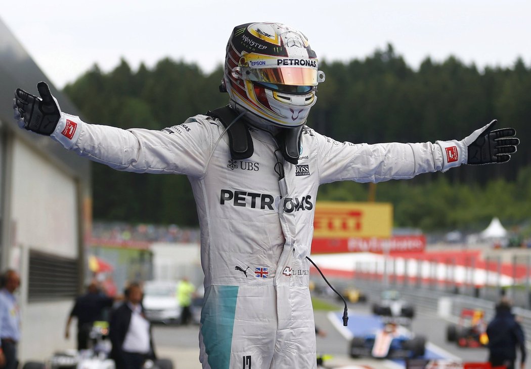 Lewis Hamilton se raduje z triumfu ve Velké ceně Rakouska formule 1