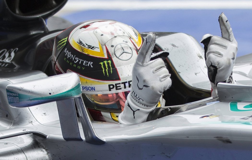 Lewis Hamilton slaví triumf ve Velké ceně Rakouska