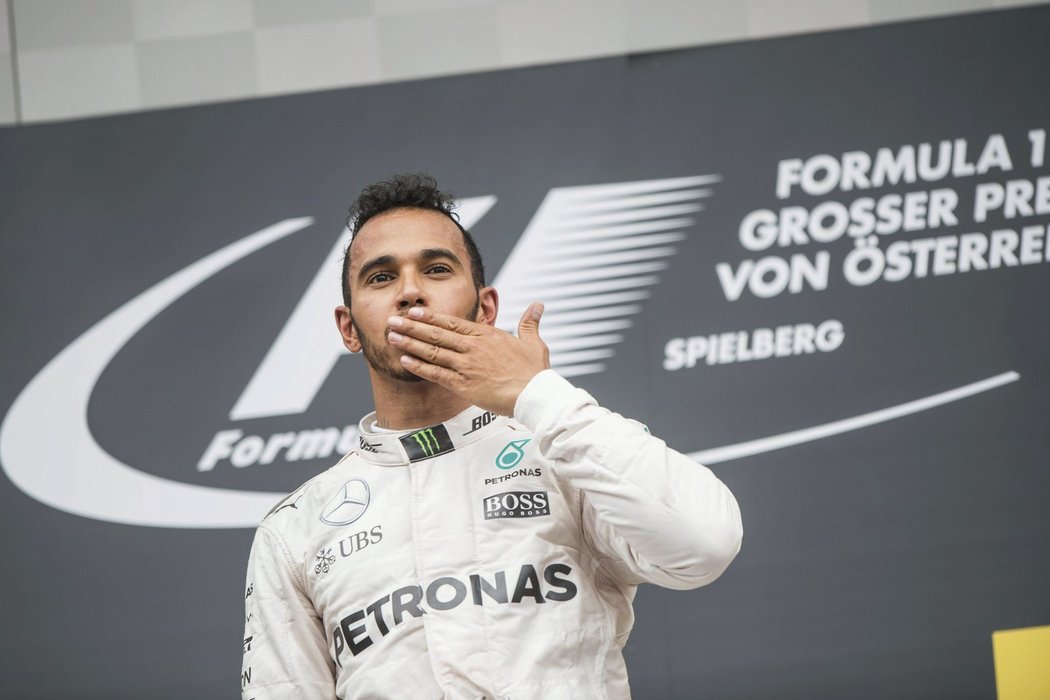 Lewis Hamilton posílá pusu fanouškům po svém vítězství ve Velké ceně Rakouska
