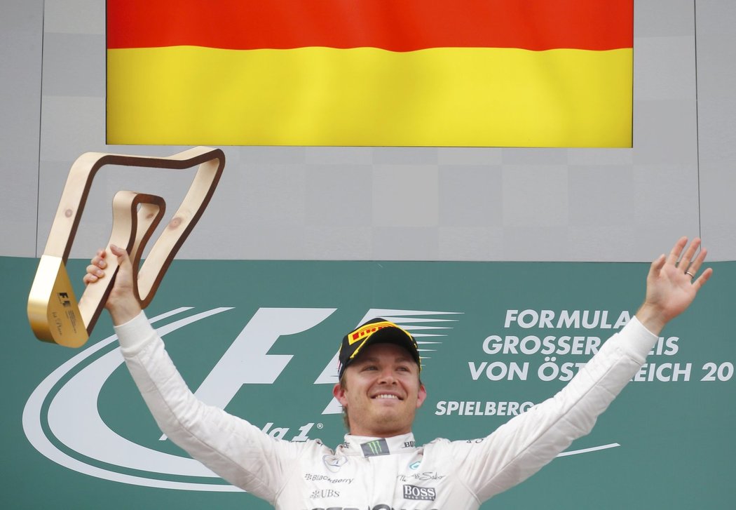 Nico Rosberg s trofejí pro vítěze VC Rakouska.