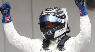 Bottas uhájil v Rakousku triumf, Vettel byl přesvědčený, že ulil start