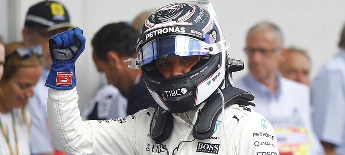 Valtteri Bottas ze stáje Mercedes se raduje z vítězství v kvalifikaci na Velkou cenu Rakouska