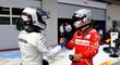 Valtteri Bottas přijímá gratulace od Sebastiana Vettela po svém triumfu na VC Rakouska