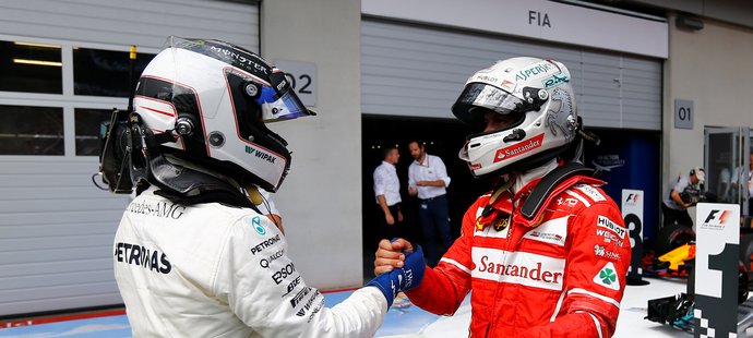 Valtteri Bottas přijímá gratulace od Sebastiana Vettela po svém triumfu na VC Rakouska