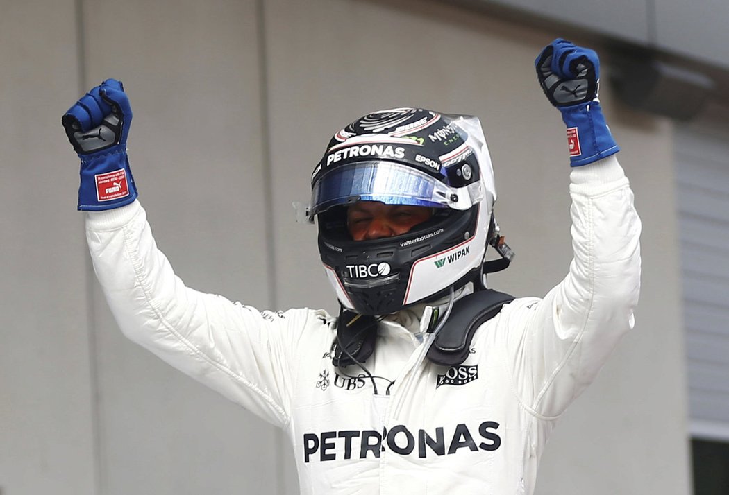 Valtteri Bottas z Mercedesu se raduje ze svého triumfu ve Velké ceně Rakouska