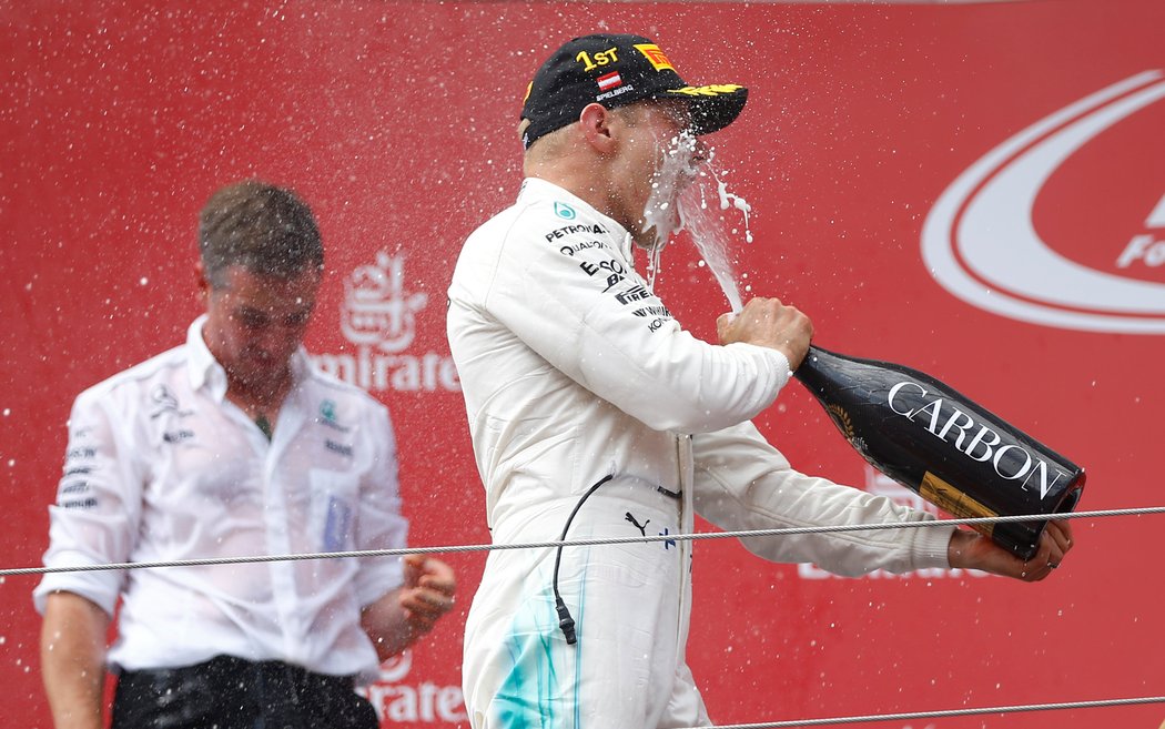 Valtteri Bottas se raduje ze svého druhého triumfu v kariéře