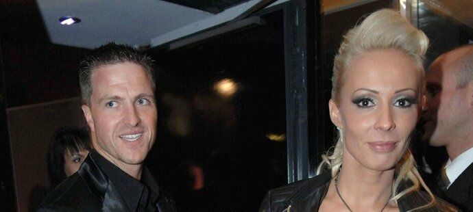 Cora Schumacherová, exmanželka Ralfa Schumachera, musela opustit reality show. Důvodem bylo riziko vyzrazení tajemství kolem zdravotního stavu Michaela Schumachera