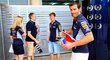 Dva kohouti ze stáje Red Bull: Sebastian Vettel (druhý zleva) a Mark Webber