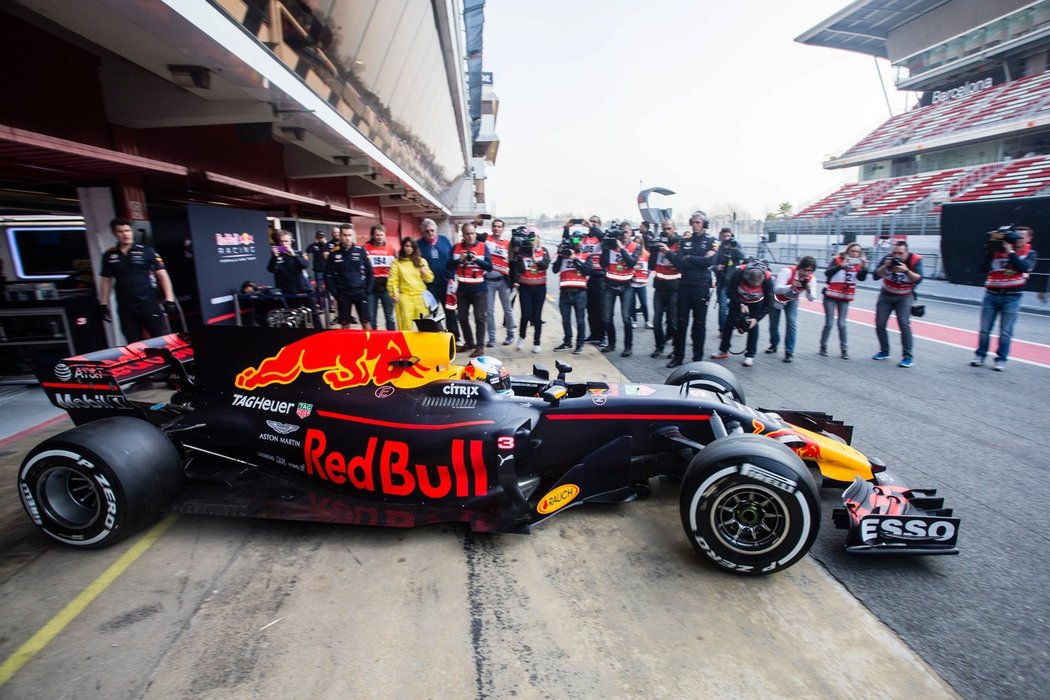 Nový vůz stáje Red Bull při testech v Barceloně