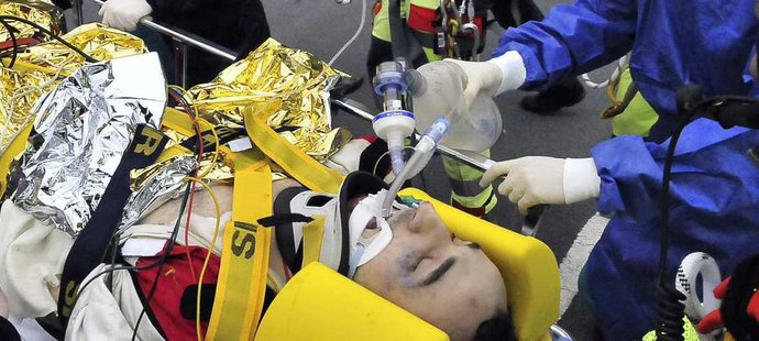 Záchranáři převážejí zraněného Roberta Kubicu do nemocnice