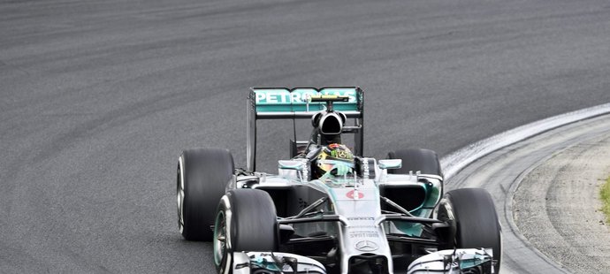 Německý pilot Mercedesu pojede z pole position počtvrté za sebou.