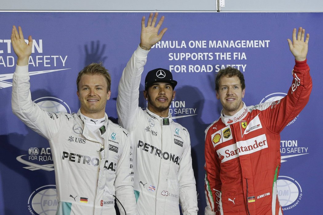 Nico Rosberg, vítězný Lewis Hamilton a Sebastian Vettel po kvalifikaci na GP Bahrajnu formule 1