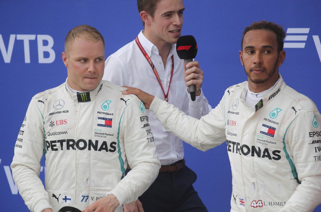 Vítězný Lewis Hamilton s rukou na rameni Valtteriho Bottase, který v Soči dojel druhý