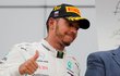Lewis Hamilton zdraví fanoušky po svém vítězství ve Velké ceně Ruska