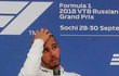 Lewis Hamilton na stupních vítězů po triumfu ve Velké ceně Ruska