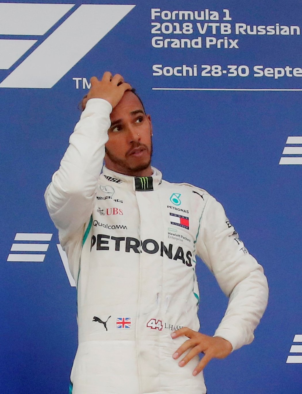 Lewis Hamilton na stupních vítězů po triumfu ve Velké ceně Ruska